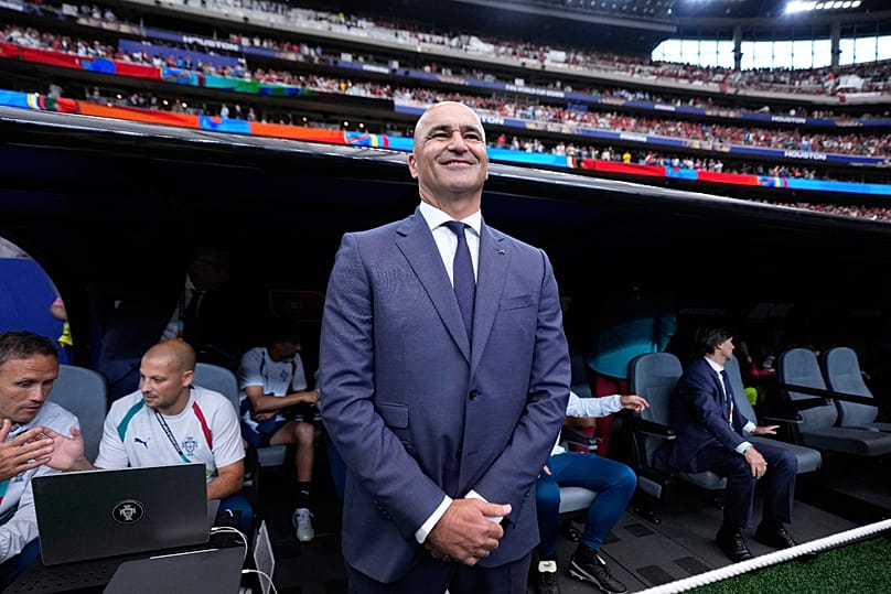 El seleccionador de Portugal, Roberto Martínez, permanece junto al banquillo antes del partido de fútbol del Grupo K del Mundial entre contra RD Congo en Houston.
