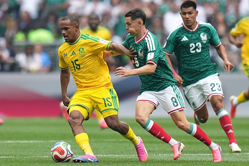 Iqraam Rayners controla el balón ante Álvaro Fidalgo durante el partido de fútbol del Grupo A de la Copa Mundial entre Sudáfrica y México, el 11 de junio de 2026.