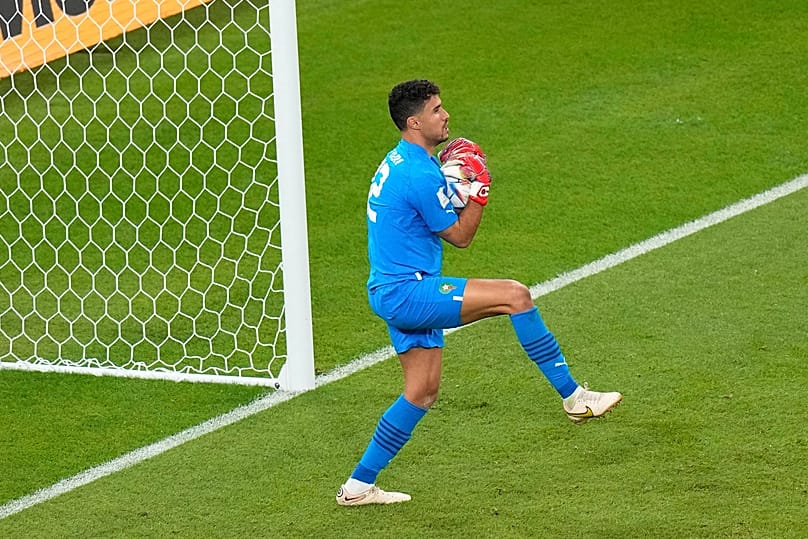 El portero de Marruecos, Munir Mohamedi, durante el partido entre Bélgica y Marruecos, en el estadio Al Thumama en Doha, Qatar, el 27 de noviembre de 2022.