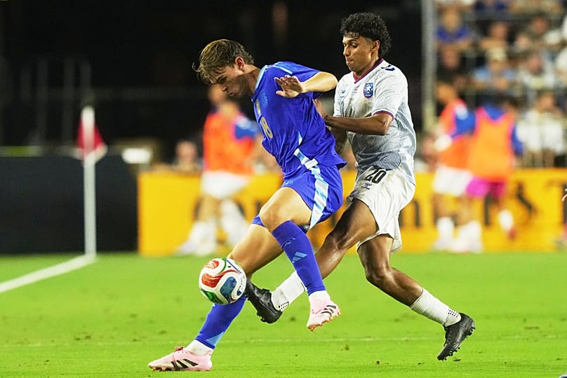 Sidney Paris de Puerto Rico defiende a Nico Paz de Argentina durante la segunda mitad de un partido amistoso de fútbol, ​​el 14 de octubre de 2025, en Fort Lauderdale, EE.UU.