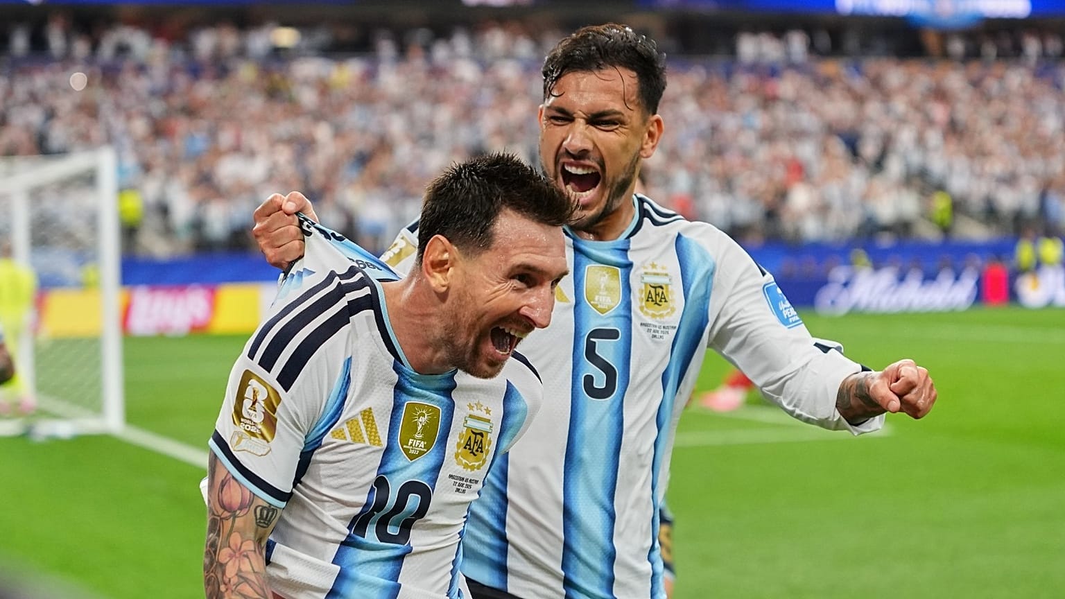 يحتفل الأرجنتيني ليونيل ميسي، لاعب الوسط، بعد تسجيله الهدف الثاني لفريقه خلال مباراة كأس العالم للمجموعة الثالثة لكرة القدم بين الأرجنتين والنمسا 2026