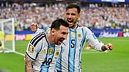 يحتفل الأرجنتيني ليونيل ميسي، لاعب الوسط، بعد تسجيله الهدف الثاني لفريقه خلال مباراة كأس العالم للمجموعة الثالثة لكرة القدم بين الأرجنتين والنمسا 2026