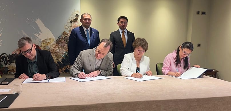 Signing the MoUs on education and AI cooperation