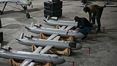 Spezialkräfte des ukrainischen Militärgeheimdienstes bringen die Peklo-Rakete in Stellung.