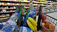 Ein mit Waren gefuellter Einkaufswagen steht am 10. Juni 2009 in einem Supermarkt in Dresden. 