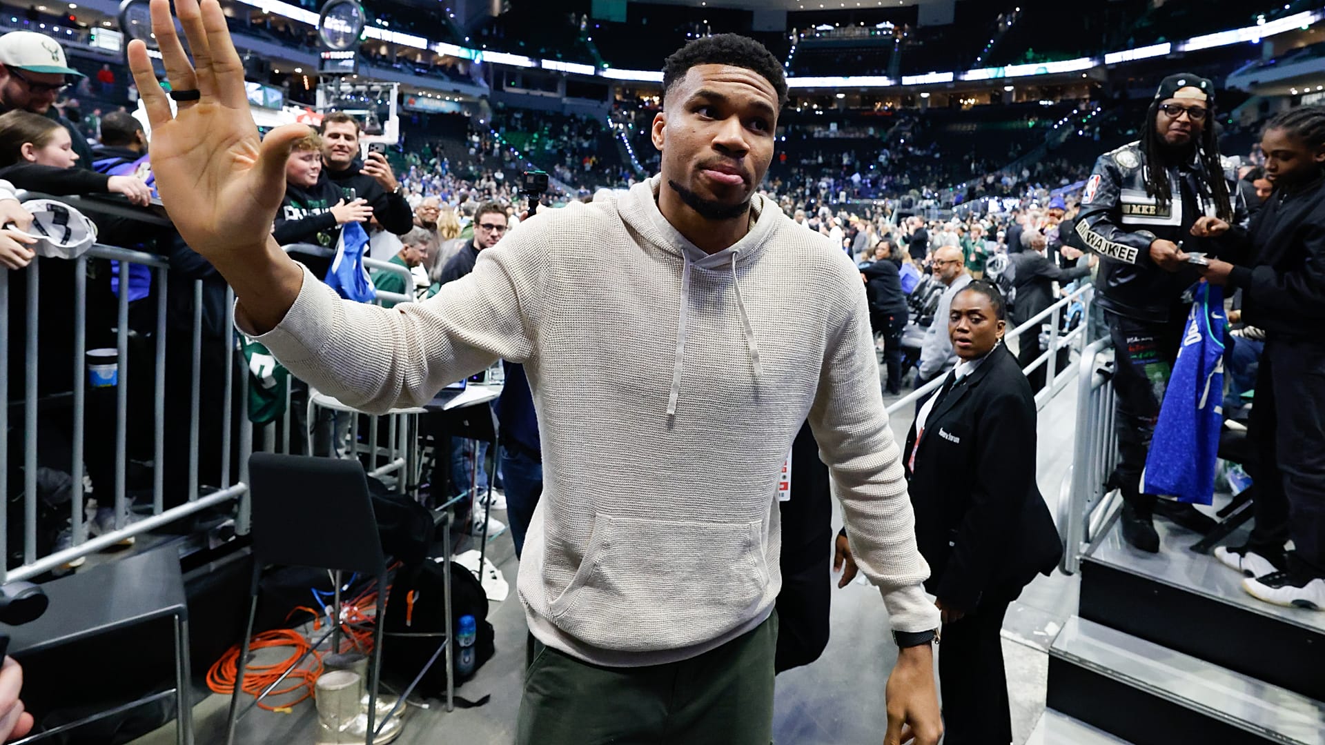 Giánnis Antetokounmpo salue le public à Brooklyn après un match contre les Nets en avril 2026