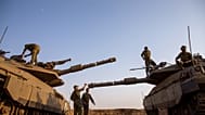 جنود إسرائيليون يعملون على دبابات في مرتفعات الجولان قرب الحدود مع سوريا ولبنان، 28 يوليو/تموز 2020