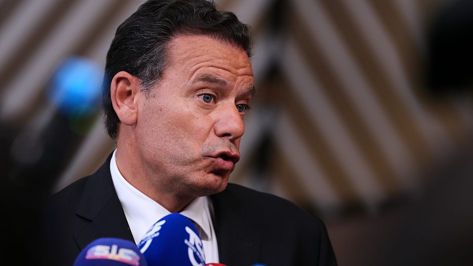 Primeiro-ministro de Portugal, Luís Montenegro, fala com os jornalistas à chegada à cimeira da UE em Bruxelas, quinta-feira, 18 de junho de 2026