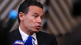 Primeiro-ministro de Portugal, Luís Montenegro, fala com os jornalistas à chegada à cimeira da UE em Bruxelas, quinta-feira, 18 de junho de 2026