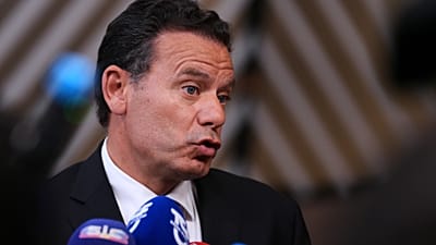 Primeiro-ministro de Portugal, Luís Montenegro, fala com os jornalistas à chegada à cimeira da UE em Bruxelas, quinta-feira, 18 de junho de 2026