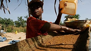 Guinea bans export of raw gold in bid to boost revenues
