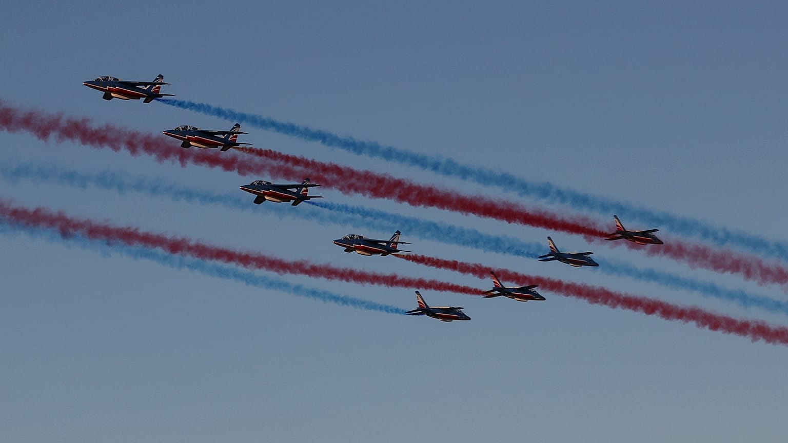 Γαλλικά αεροσκάφη της Patrouille de France ψεκάζουν γραμμές καπνού σε επίδειξη