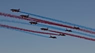 Jets der Patrouille de France ziehen bei ihrer Vorführung Rauchstreifen über den Himmel.