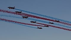 Jets der Patrouille de France ziehen bei ihrer Vorführung Rauchstreifen über den Himmel.