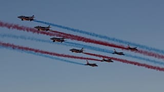 Γαλλικά αεροσκάφη της Patrouille de France ψεκάζουν γραμμές καπνού σε επίδειξη