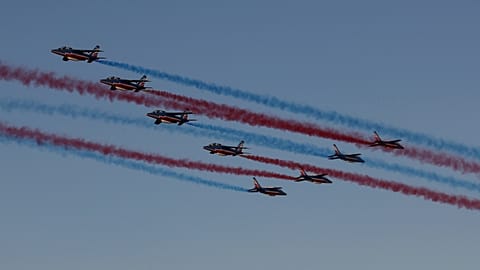 Aviões franceses da Patrouille de France desenham linhas de fumo durante uma atuação
