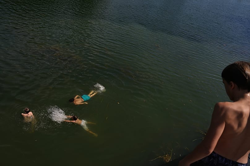 Rapazes jovens tomam banho no Sena em Samois-sur-Seine, a sul de Paris, em 19 de junho de 2026