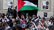 طالب يلوح بالعلم الفلسطيني خارج جامعة ساينس بو في باريس الجمعة 26 أبريل 2024. قام طلاب في باريس، 