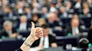 Ένας ευρωβουλευτής κάνει το σήμα «όλα καλά» καθώς συμμετέχει σε ψηφοφορία κατά τη διάρκεια ολομέλειας στο Στρασβούργο, Ιαν. 2017