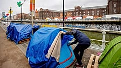 Afgańscy migranci koczują przed ośrodkiem recepcyjnym w Brukseli