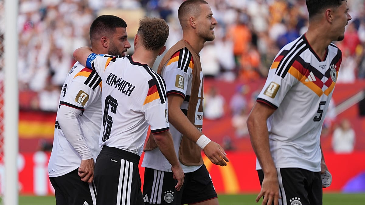 Manies, tics et superstitions : les rituels insolites des stars du Mondial