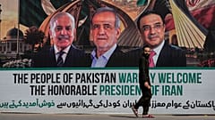 تصاویری از مسعود پزشکیان در اسلام‌آباد پاکستان برای استقبال از رئيس جمهور ایران نقش بسته 