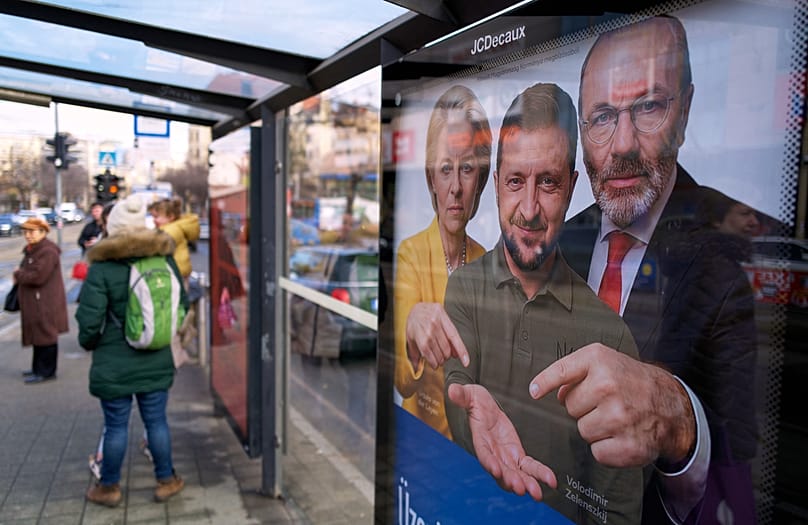 Ukránellenes plakát egy budapesti villamosmegállóban