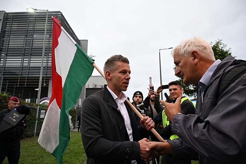 Magyar Péter az MTVA hírhamisítása ellen tüntet a Kunigunda utcai székház előtt 2024. október 5-én.