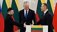 Prezydent Ukrainy Wołodymyr Zełenski i prezydent Polski Karol Nawrocki podają sobie ręce, w towarzystwie prezydenta Litwy Gitanasa Nausedy, WIlno 25 stycznia, 2026 r. 