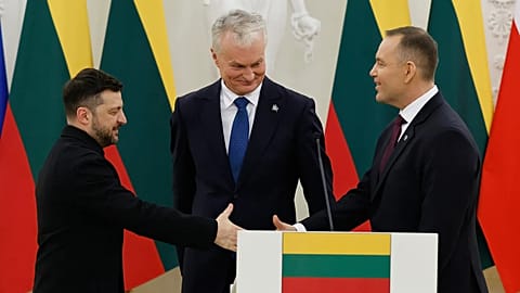 Ukrajna elnöke Volodimir Zelenszkij és Lengyelország elnöke Karol Nawrocki kezet fognak Litvánia elnökével, Gitanas Nausėdával, Vilnius, 2026. január 25.