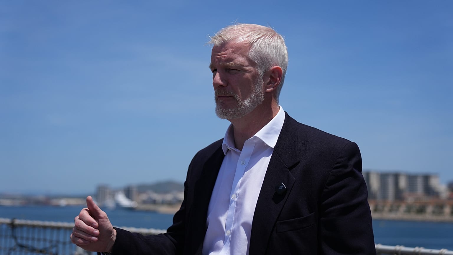 Al Carns, 22 Mayıs 2026 Cuma günü Britanya Denizaşırı Toprağı Cebelitarık’ta, RFA Lyme Bay gemisinde verdiği röportaj sırasında konuşuyor.