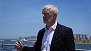 Al Carns, 22 Mayıs 2026 Cuma günü Britanya Denizaşırı Toprağı Cebelitarık’ta, RFA Lyme Bay gemisinde verdiği röportaj sırasında konuşuyor.