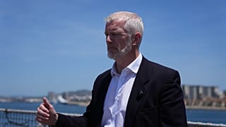 Al Carns, 22 Mayıs 2026 Cuma günü Britanya Denizaşırı Toprağı Cebelitarık’ta, RFA Lyme Bay gemisinde verdiği röportaj sırasında konuşuyor.