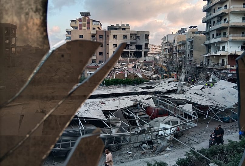 1 حزيران/يونيو 2026: مبنى مدمر جراء غارة إسرائيلية يُرى من خلال نافذة محطمة في مستشفى جبل عامل بمدينة صور جنوب لبنان