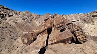 Nach der Bergung wird das StuG III verladen.