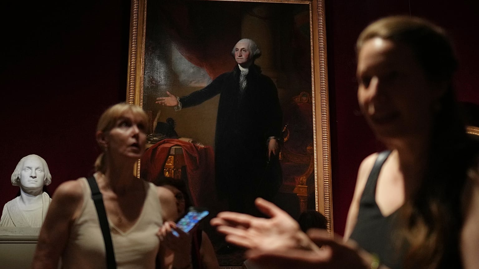 Un portrait de George Washington lors d'une exposition célébrant le 250e anniversaire des États-Unis, au château de Versailles, le lundi 22 juin 2026.