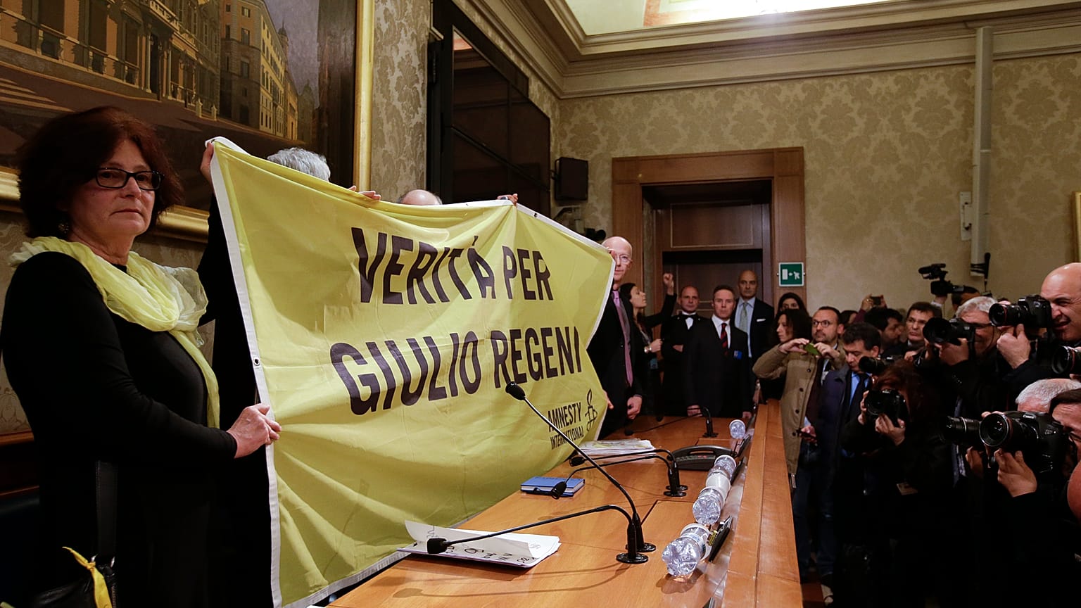 Paola, la madre di Giulio Regeni, tiene in mano uno striscione con la scritta "Verità per Giulio Regeni" prima dell'inizio di una conferenza stampa tenutasi al Senato, 2016