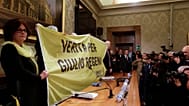 Paola, la madre di Giulio Regeni, tiene in mano uno striscione con la scritta "Verità per Giulio Regeni" prima dell'inizio di una conferenza stampa tenutasi al Senato, 2016