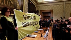 Paola, la madre di Giulio Regeni, tiene in mano uno striscione con la scritta "Verità per Giulio Regeni" prima dell'inizio di una conferenza stampa tenutasi al Senato, 2016