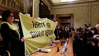 Paola, la madre di Giulio Regeni, tiene in mano uno striscione con la scritta "Verità per Giulio Regeni" prima dell'inizio di una conferenza stampa tenutasi al Senato, 2016
