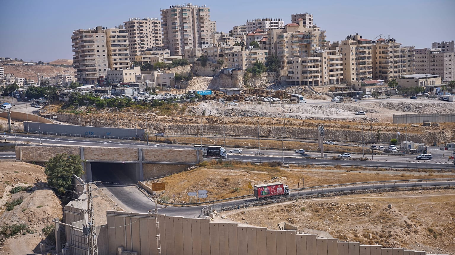 القدس الشرقية بالضفة الغربية، بالقرب من المكان الذي تقول الحكومة الإسرائيلية إنه سيتم بناء وحدات سكنية فيه كجزء من مشروع الاستيطان E1