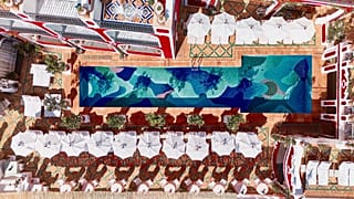 Η μωσαϊκή πισίνα του Le Sirenuse στην Ιταλία