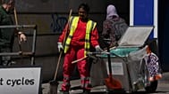Un barrendero trabaja bajo el sol en Londres el martes 23 de junio de 2026, mientras se prevé una ola de calor en toda Gran Bretaña.