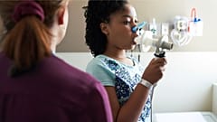 يستخدم مريض الربو عند الأطفال مقياس التنفس في قسم طب الأطفال بجامعة كاليفورنيا في سان فرانسيسكو. (الصورة: ستيف بابولجاك، جامعة كاليفورنيا في سان فرانسيسكو)