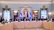 السفير الأمريكي لدى إسرائيل مايك هاكابي ومسؤولون أمريكيون خلال لقاء مع السفيرين الإسرائيلي يحيئيل ليتر واللبنانية ندى حمادة في واشنطن، في 2 يونيو 2026.