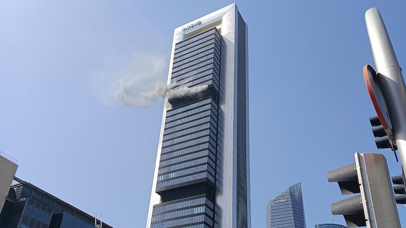 Vista de las llamas en el rascacielos de Moeve en el complejo de las Cuatro Torres en Madrid, el 23 de junio de 2026.