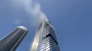 Vista de las llamas en el rascacielos de Moeve en el complejo de las Cuatro Torres en Madrid, el 23 de junio de 2026.