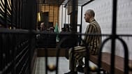 عاطف نجيب، الرئيس السابق لفرع الأمن السياسي في منطقة درعا في عهد بشار الأسد، يجلس في قفص المتهمين خلال جلسة محاكمة في قصر العدل بدمشق، سوريا، الأحد 26 أبريل 2026. 