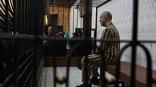 عاطف نجيب، الرئيس السابق لفرع الأمن السياسي في منطقة درعا في عهد بشار الأسد، يجلس في قفص المتهمين خلال جلسة محاكمة في قصر العدل بدمشق، سوريا، الأحد 26 أبريل 2026. 