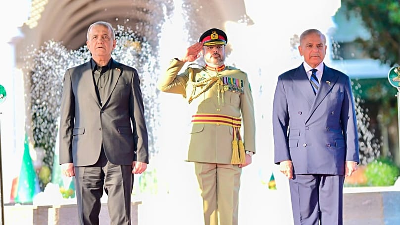 پزشکیان در پاکستان نشان افتخاری دکترای جراحی قلب گرفت 